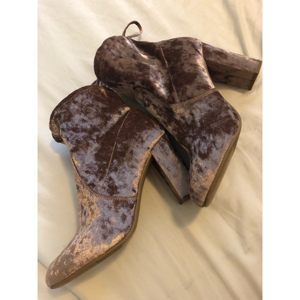 🌸NWOT Blush Crushed Velvet Boots!🌸